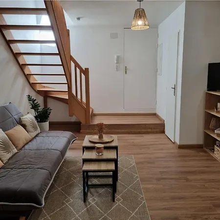 Duplex Entierement Renove アパート